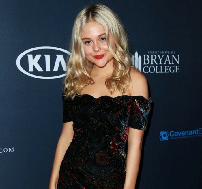 Emily Alyn Lind Height Weight Measurement Wiki & Bio